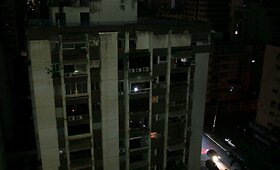 Be elektros tebegyvenančius Venesuelos žmones apėmusi neviltis ir pyktis