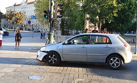 Automobilis pakibo ant pakylančių Gedimino prospekto stulpelių