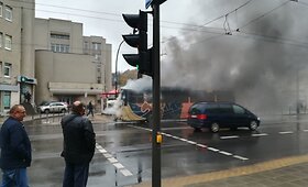 Kaune užsidegė troleibusas, dūmuose paskendo gatvė