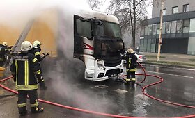 Užsidegęs sunkvežimis Vilniaus Naugarduko gatvėje