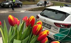 Kovo 7-9 dienomis Kauno policija vairuotojus ir baudė, ir sveikino