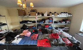 Vilniaus pareigūnai sulaikė galimai suklastotus žinomų prekių ženklų gaminius