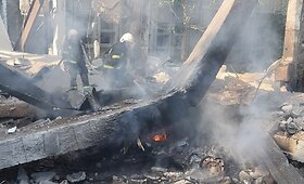 Gelbėtojai dirba raketomis ap&scaron;audytame Mykolajive