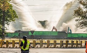 Rygoje griuvo paskutinė sovietinio monumento dalis