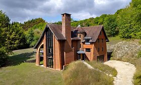 Parduodamas architekto Richardo Cutlerio projektuotas namas Goringe