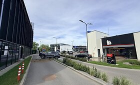 I&scaron; plovyklos i&scaron;važiavęs automobilis trenkėsi į greta esantį pastatą Vilniuje