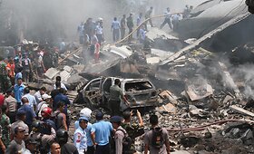 Indonezijoje per karinio transporto lėktuvo katastrofą žuvo mažiausiai 30 žmonių