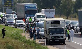 Rytų Austrijoje rastas sunkvežimis su 50 mirusių migrantų kūnų