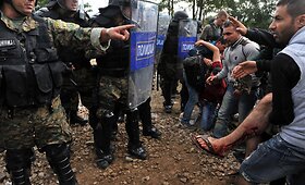 Makedonijos policija mėgina i&scaron;vaikyti migrantus pasienyje