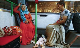 Autobusais į Austriją i&scaron; Vengrijos i&scaron;vykstantys migrantai apimti vilties ir nerimo