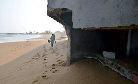 Kylantis vandenynų vandens lygis griauna pastatus jo pakrantėse Dramblio Kaulo Krante