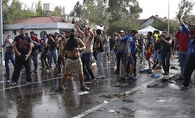 Vengrijos policija paleido a&scaron;arines dujas į migrantus prie Serbijos sienos