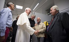 Popiežius aplankė naują Vatikano benamių prieglaudą