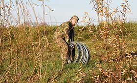 Slovėnijos armija įrenginėja spygliuotų vielų užtvaras prie sienos su Kroatija