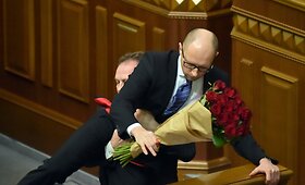 Rados narys Olehas Barna užpuola Arsenijų Yatsenyuką