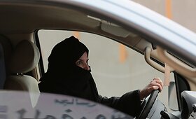 Saudo Arabijos moterys prie&scaron;inasi draudimams