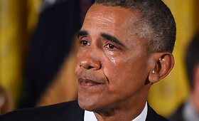 Barackas Obama sakydamas kalbą apie ginklų kontrolę apsiverkė