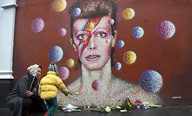 Gerbėjai atsisveikina su Davidu Bowie