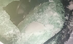 Vilniuje nukritęs ledo luitas sudaužė automobilį