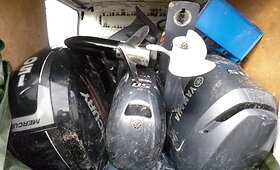 Pareigūnai sulaikė mikroautobusą, gabenusį vogtus valčių variklius