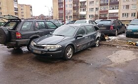 Patruliai Varėnoje gesino degantį automobilį