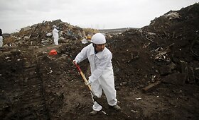 Fuku&scaron;imoje vis dar ie&scaron;koma artimųjų palaikų po įvykusios tragedijos
