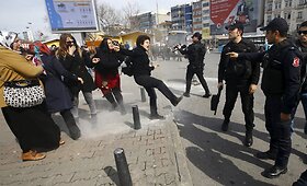 Moters dienos minėjimas Stambule baigėsi policijos &scaron;ūviais į moteris