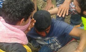 Makedonijos policija a&scaron;arinėmis dujomis vaikė migrantus prie sienos su Graikija