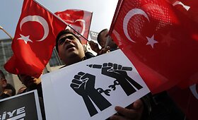Fethullah Guleno idėjas remiantys demonstrantai Turkijoje