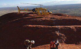 Australijoje i&scaron;gelbėti Uluru uolos ply&scaron;yje įstrigę trys vyrai