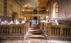 Devynių vaiduoklių bažnyčioje Čekijoje užklydėlius &scaron;iurpina drobėmis užkloti žmonių siluetai