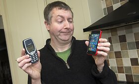 Britas tebesinaudoja 2000 metais įsigytu Nokia 3310 telefonu