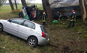 Kelyje Palanga&ndash;Klaipėda sprogo asfaltą vežusio sunkvežimio ratas