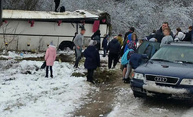 Ukmergės rajone nuo kelio nulėkė autobusas su vaikais