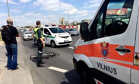 Vilniaus Ukmergės gatvėje &bdquo;&Scaron;koda&ldquo; partrenkė dviratininką