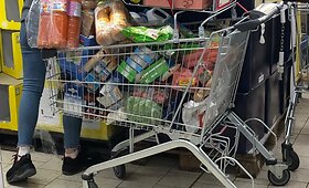 Koronaviruso i&scaron;gąsdinti žmonės Italijoje &scaron;ukuoja parduotuves