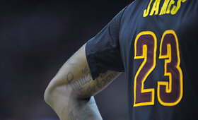 NBA naktis: susiplė&scaron;yti LeBrono mar&scaron;kinėliai ir pergalingas metimas