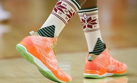 Kalėdinė nuotaika NBA arenose: &scaron;ypsenos ir neįprastos kojinės