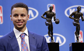 Stephenas Curry &scaron;vytėjo atsiimdamas MVP apdovanojimą