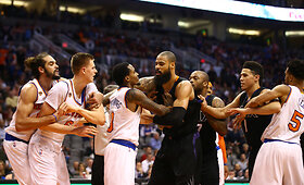 Konflikti&scaron;kos &bdquo;Knicks&ldquo; ir &bdquo;Suns&ldquo; rungtynės vos nevirto mu&scaron;tynėmis