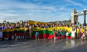 Tauti&scaron;kos giesmės giedojimas Londone 2015