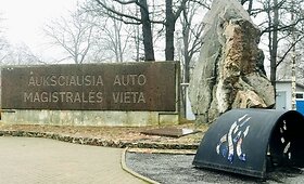 Auk&scaron;čiausioje automagistralės vietoje i&scaron;keltos trys vėliavos