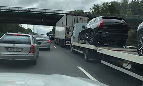 Kauno Ateities plente susidūrė trys automobiliai: vienas nulėkė į griovį