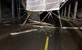 Kaune automobilis nuvertė remontuojamo viaduko pastolius ir spruko: teko nukreipti eismą