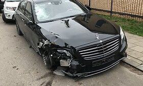 Rinktinės gatvėje medelius i&scaron;vartęs &bdquo;Mercedes-Benz&ldquo; automobilis