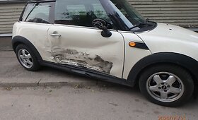 &bdquo;Mitsubishi&ldquo; Kaune apgadino 3 automobilius, skydinę ir stulpą
