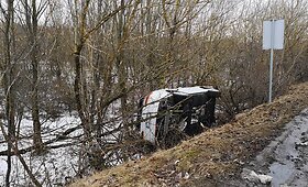I&scaron;sukant i&scaron; greitkelio į Kauną nuo kelio nulėkė &bdquo;Volkswagen&ldquo;