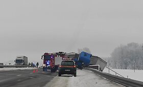 Vilkiko avarija ties Bubiais &ndash; pakibo ant viaduko