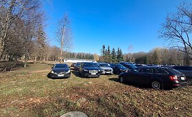 Dariaus ir Girėno stadiono prieigose neleistinose vietose palikti automobiliai