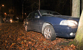 Kaune &bdquo;Volvo&ldquo; trenkėsi į Kauno kolegijos menų fakulteto vartus
